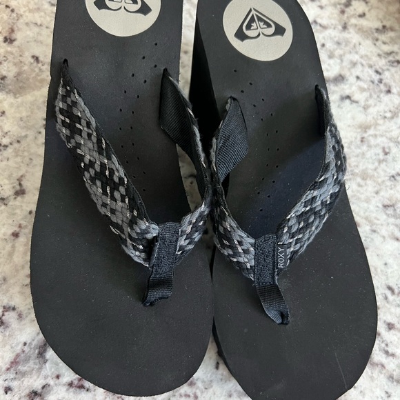 Roxy Black and Grey Woven Flip Flops - Picture 1 of 4